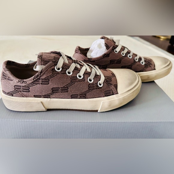 🔥NEW ~Balenciaga Paris Low-Top Sneakers
Authentic Brand New with tags🔥🔥 - Picture 3 of 9